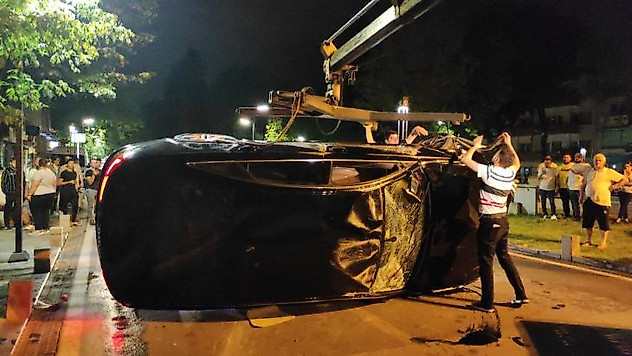 Kaza yapıp takla attığı lüks otomobilinin camından çıkıp kaçtı