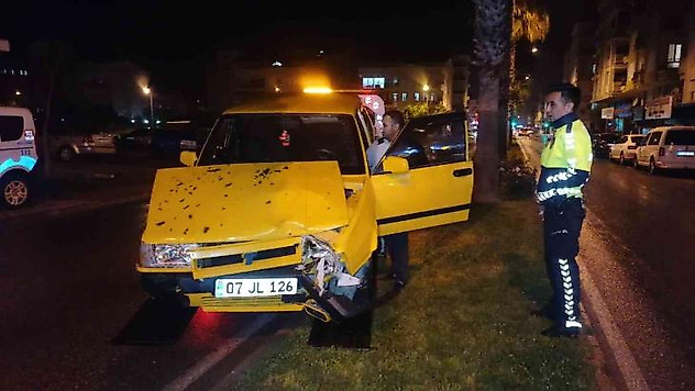 Kaza yapıp yaralanan gençler otomobili bırakıp kaçtı