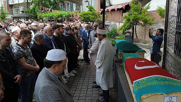 Kazada hayatını kaybeden anne ile oğlu son yolculuğuna uğurlandı