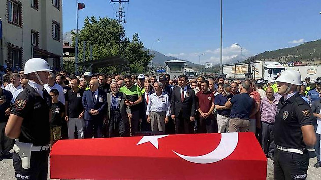 Kazada hayatını kaybeden trafik polisi son yolculuğuna uğurlandı