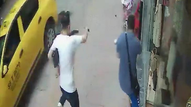Kazada otomobil çarpmasından son anda kurtuldular