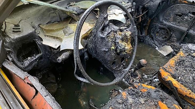 Kazaya karıştı, alev topuna dönen otomobilini bırakıp kaçtı