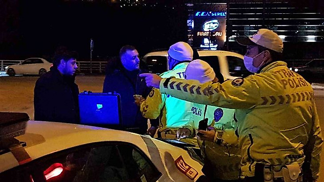 Kazaya karıştı, şoförün kendisi olmadığını iddia etti, alkolmetreyi üflemeyi reddetti