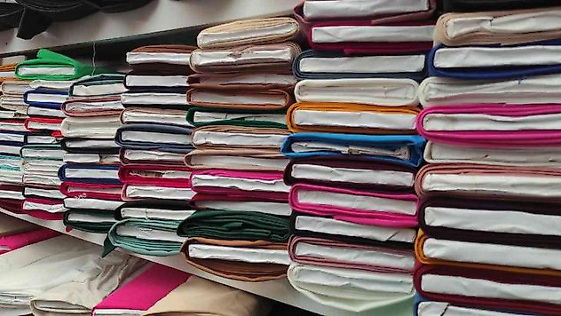 Kendileri dikerek 1200 liralık elbiseyi 300 liraya mal ediyorlar