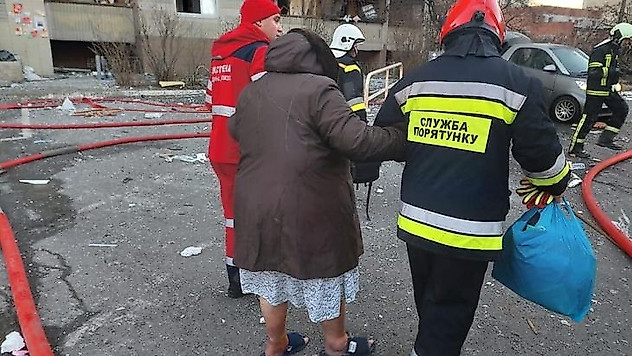Kiev'de 16 katlı binaya roket isabet etti: 1 ölü, 3 yaralı