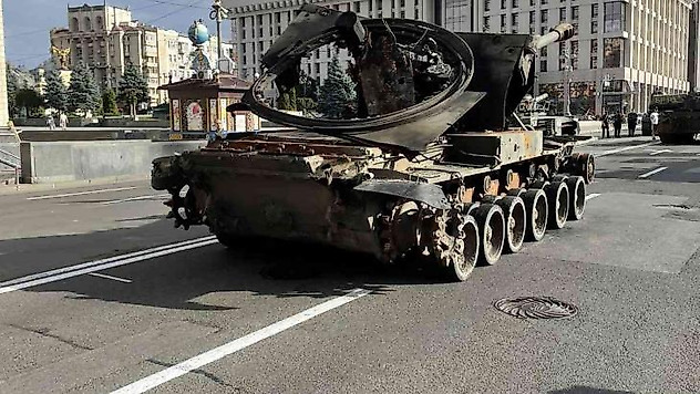 Kiev'de, Rus ordusunun ele geçirilen tankları sergileniyor