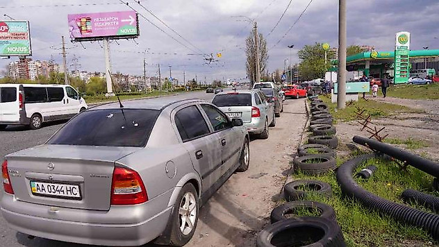 Kiev'deki benzinliklerde uzun kuyruklar oluştu