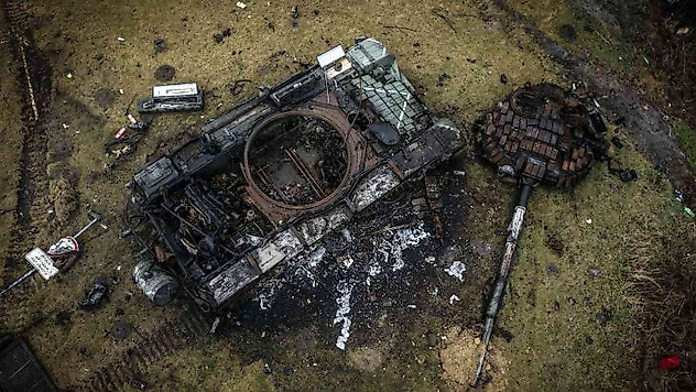 Kiev yakınlarında imha edilen Rus tankı görüntülendi