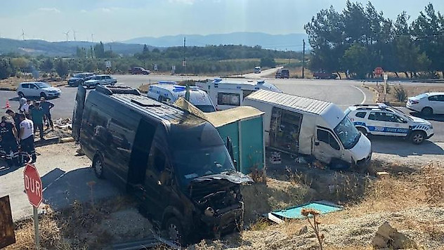 Kırkağaç'ta iki otomobil çarpıştı: 9 yaralı