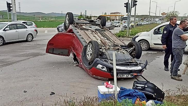 Kırmızı ışıkta bekleyen araca çarpan otomobil ters döndü: 3'ü çocuk 4 yaralı