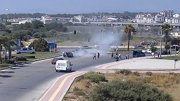 Kırmızı ışıkta bekleyen otomobil alev alev yandı, araç sahibi kendini yerden yere atıp dövündü