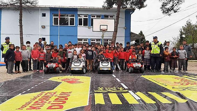 Kırsal mahalle çocuklarına trafik eğitimi