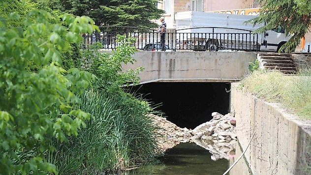 Kırşehir Belediyesi, molozları Kılıçözlü deresine attı