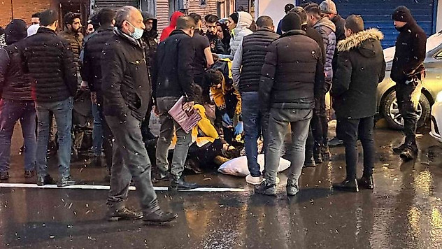 Kıskançlık krizine giren adam eşini darp etti