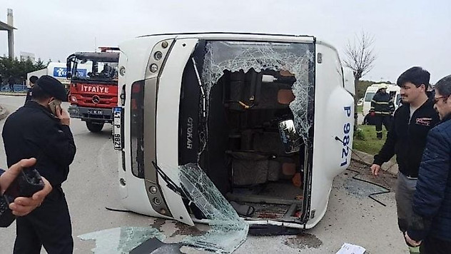 Kocaeli'de 22 kişinin yaralandığı trafik kazasında can pazarı yaşandı