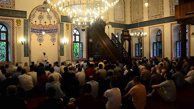 Kocaeli'de vatandaşlar bayram namazı için camilere akın etti
