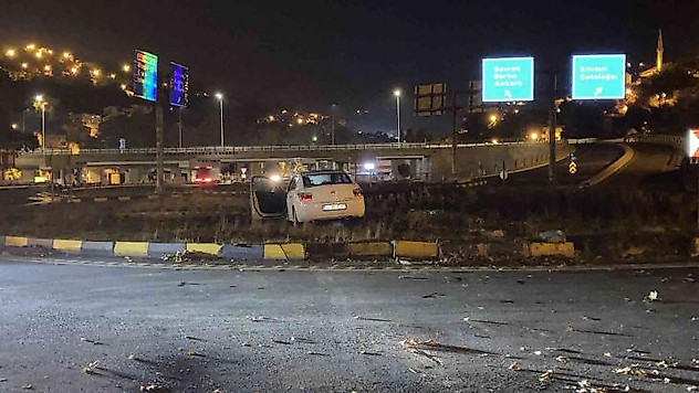 Kontolden çıkan otomobil refüje çıktı: 1 yaralı