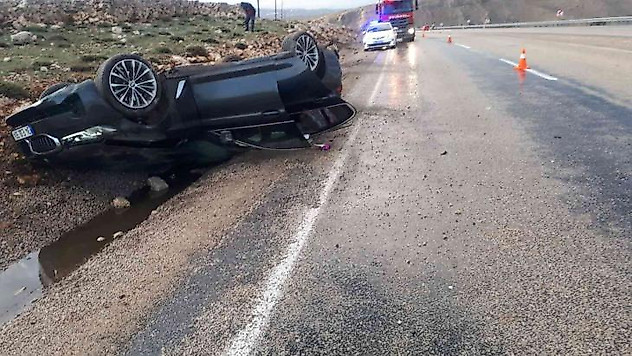 Kontrolden çıkan lüks otomobil takla attı: 3 yaralı