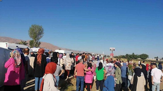 Kontrolden çıkan minibüs yan yattı: 13 yaralı