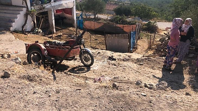 Kontrolden çıkan motosiklet ekmek yapan kadının üstüne devrildi
