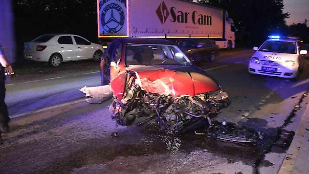 Kontrolden çıkan otomobil ağaca çarptı: 4 yaralı