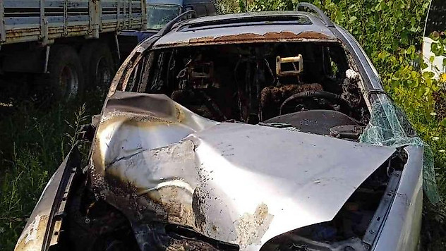 Kontrolden çıkan otomobil ağaca çarpınca alev aldı: 1 yaralı