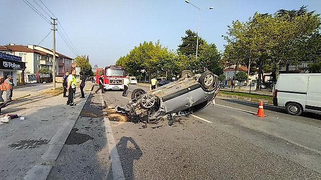 Kontrolden çıkan otomobil durağa girdi: 1 ölü, 3 yaralı