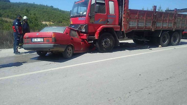 Kontrolden çıkan otomobil kamyonla kafa kafaya çarpıştı