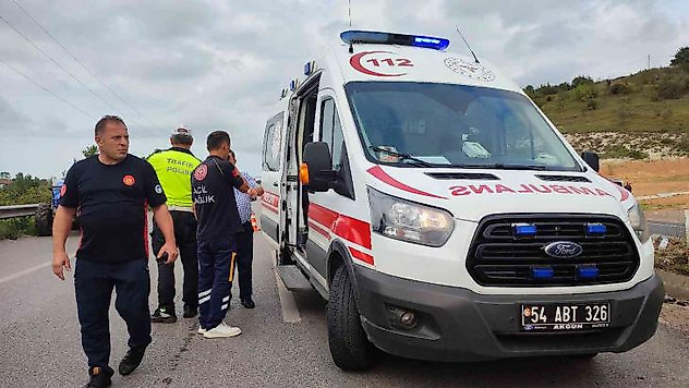 Kontrolden çıkan otomobil refüje çarptı: 1 yaralı