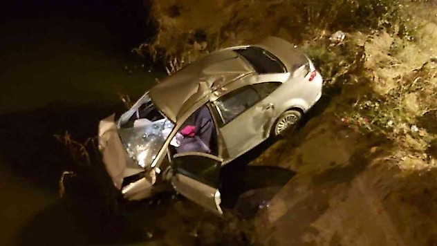 Kontrolden çıkan otomobil sulama kanalına düştü