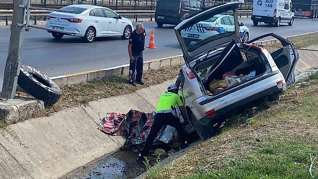 Kontrolden çıkan otomobil yol kenarındaki tahliye kanalına uçtu: 2 ölü