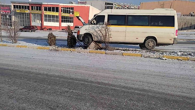 Kontrolden çıkan servis minibüsü refüje çıktı: 8 yaralı