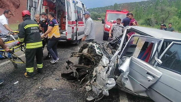 Konya'da yolcu minibüsü ile otomobil çarpıştı: 6 yaralı