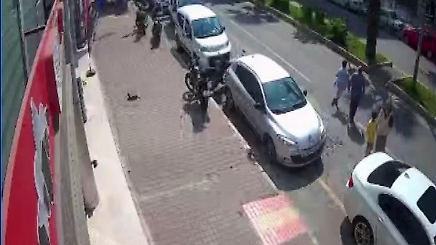 Koşarak yolun karşısına geçmek isteyen çocuğa otomobil çarptı