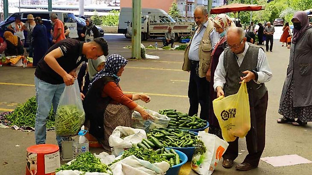 Köylü pazarında üreticiden tüketiciye taze sebze ve meyve
