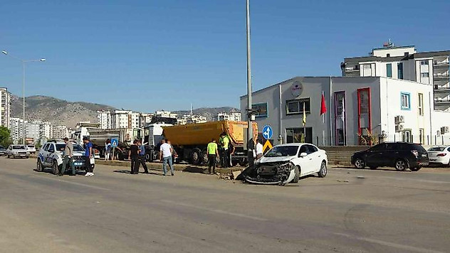 Kozan'da 3 aracın karıştığı kazada 2 kişi yaralandı