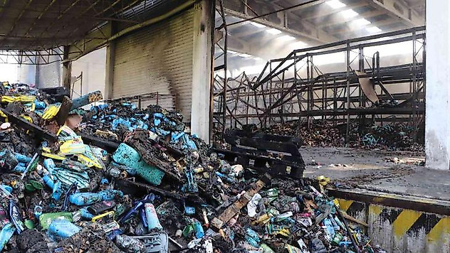 Kozmetik deposundaki yangının zararı gün ağarınca ortaya çıktı