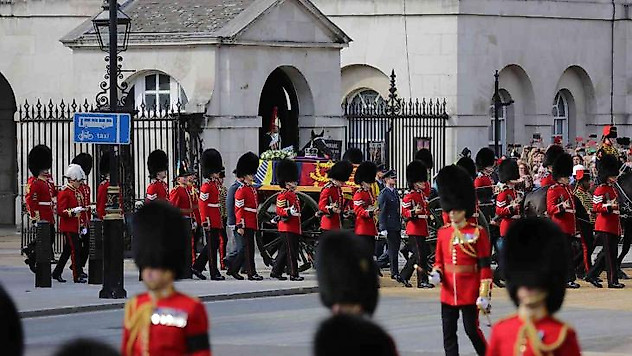 Kraliçe II. Elizabeth'in naaşı Westminster Hall'e getirildi
