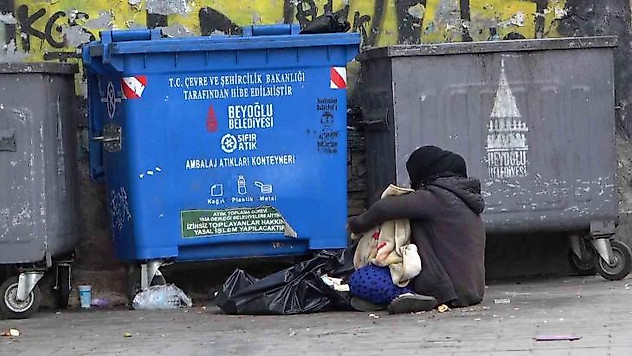 Kucağındaki bebekle dilenen kadının üzerinden bin 850 TL çıktı