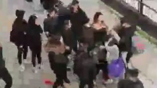 Küçükçekmece'de liseli kızların kavgası kamerada
