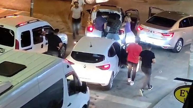 Küçükçekmece'de tekme tokatlı yol vermeme kavgası