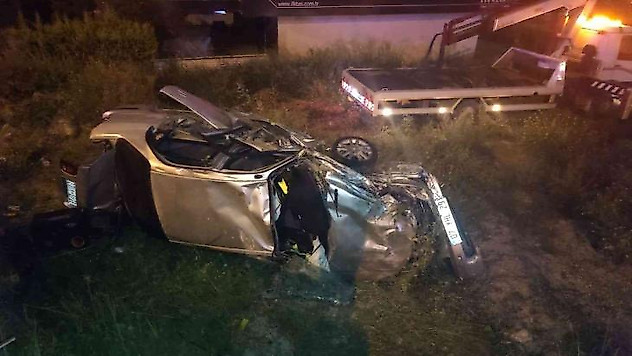Kuşadası'nda motosiklet ile otomobil kafa kafaya çarpıştı: 2'si ağır 3 yaralı