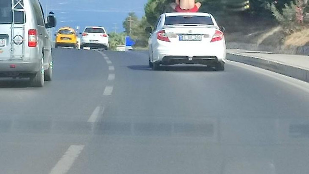 Kuşadası'nda seyir halindeki otomobilin tavanında oyun oynayan kişiye ceza yağdı