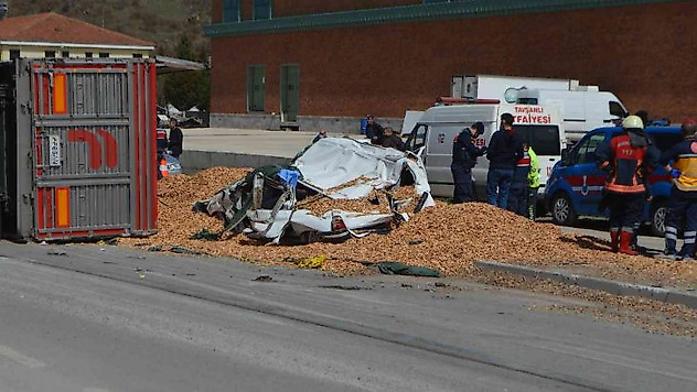 Kütahya'da talaş yüklü kamyon otomobilin üzerine devrildi: 1 ölü, 1 yaralı