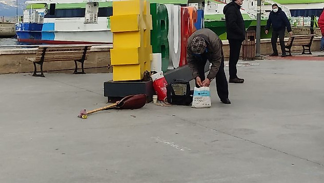 Laf atma tartışmasında sokak sanatçısının sazı kırıldı