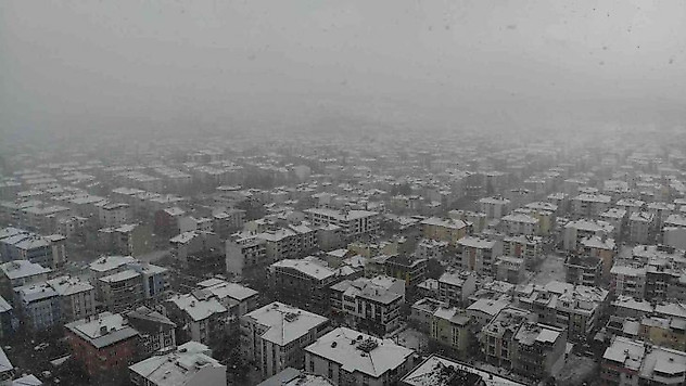 Lapa lapa yağan kar havadan görüntülendi