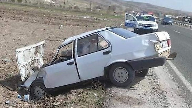 Lastiği patlayan otomobil kaza yaptı