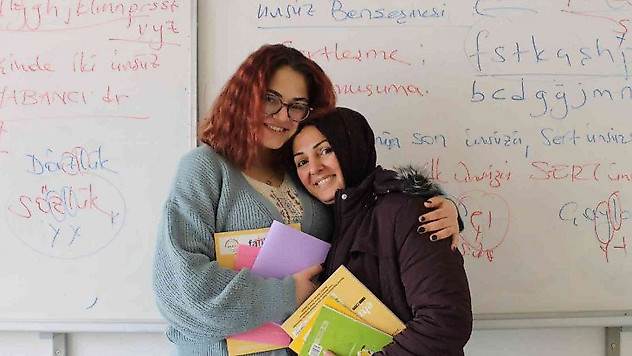 Lise öğrencisi olan anne ve kızı derslere birlikte giriyor