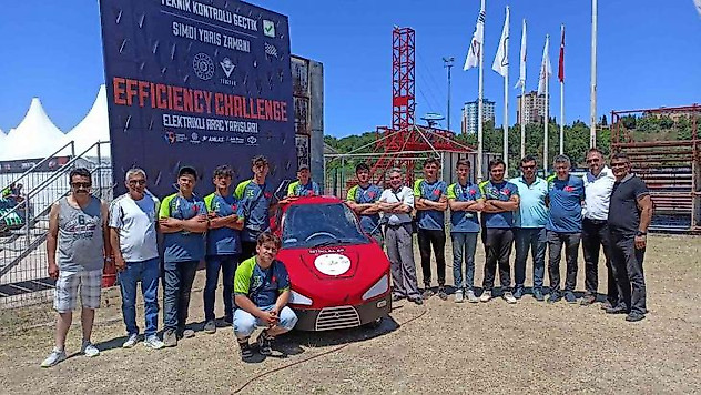 Liseli öğrencilerin yaptığı elektrikli otomobil, göz doldurdu