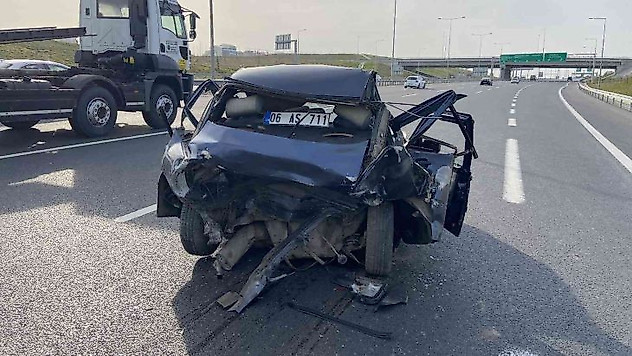 Lüks otomobilin çarptığı araç hurdaya döndü: 2 yaralı